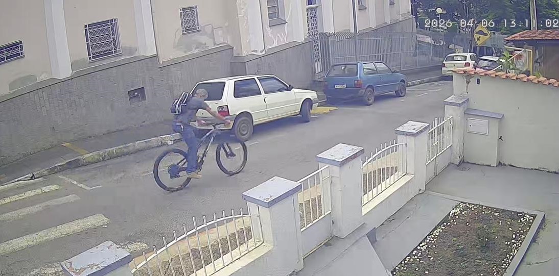 Vídeo: bicicleta é furtada de garagem de prédio no Centro de Santos Dumont